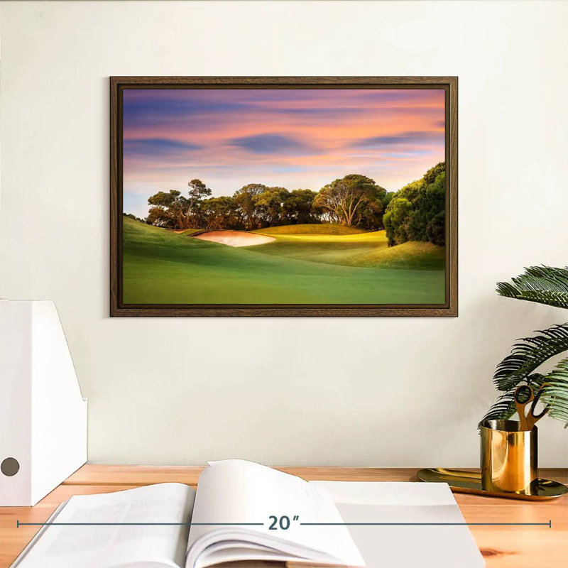 Terrain de golf, coucher de soleil, 13 po x 9 po, Cadre flottant noyer