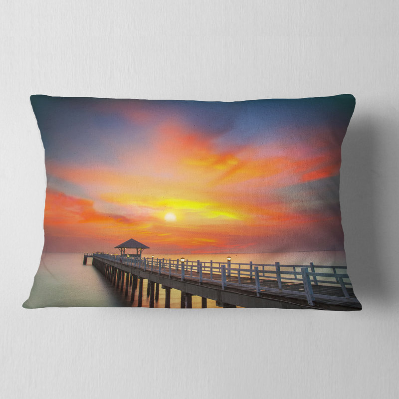 Coussin en bois avec pont en bois sous un ciel jaune, Rectangle 12 po x 20 po