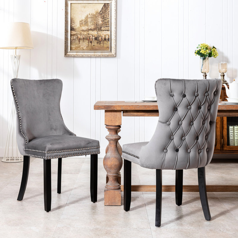 Chaise de salle à manger rembourrée de 2 personnes, revêtement en velours gris, garniture cloutée à surpiqûres, pieds en bois massif, confortables chaises de style moderne Mid-Century pour 2 personnes. Velours. Pieds solides. Dossier haut. Style.