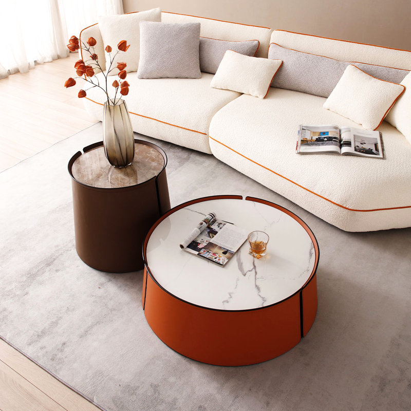 Table basse Cool avec plateau en marbre et cuir de selle orange, plateforme en fer de 31,5 po