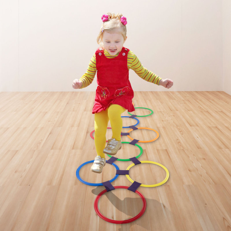 Jeu d'anneaux de marelle - Dix anneaux en plastique de 11 pouces et 15 connecteurs pour une utilisation à l'intérieur et à l'extérieur - Ensemble de jeu