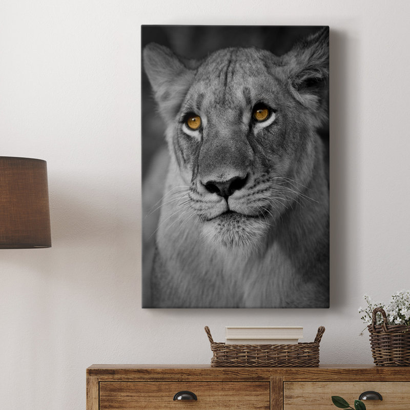 Portrait de lionne - galerie Cavas, H 48 po x l 32 po