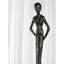 Figurine abstraite de grande taille représentant une personne, les mains derrière le dos, avec un socle carré.