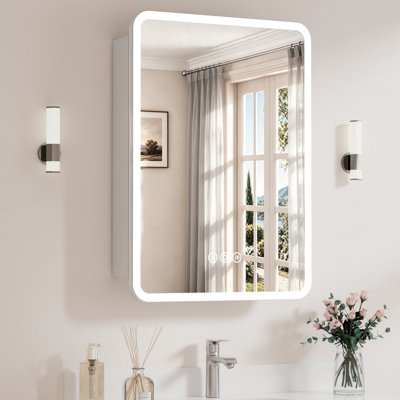Armoire à pharmacie encastrée / à fixation en saillie à cadre arrondi avec cadre en aluminium argenté l 24 po x H 36 po Cynethia avec miroir, 3 lumières à intensité variable et tablettes réglables en verre pour le rangement de maquillage, de rasage ou de meuble-lavabo
