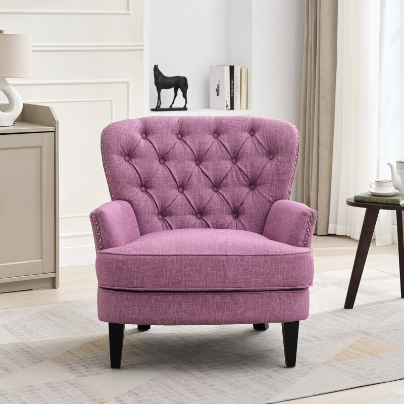 Chaise rembourrée avec garniture cloutée, pieds en bois massif robustes, dossier incurvé confortable, rose, décoration élégante, pieds, ergonomique, différentes exigences prédites