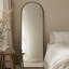 Miroir surdimensionné arqué en métal surdimensionné-570231696-570093160