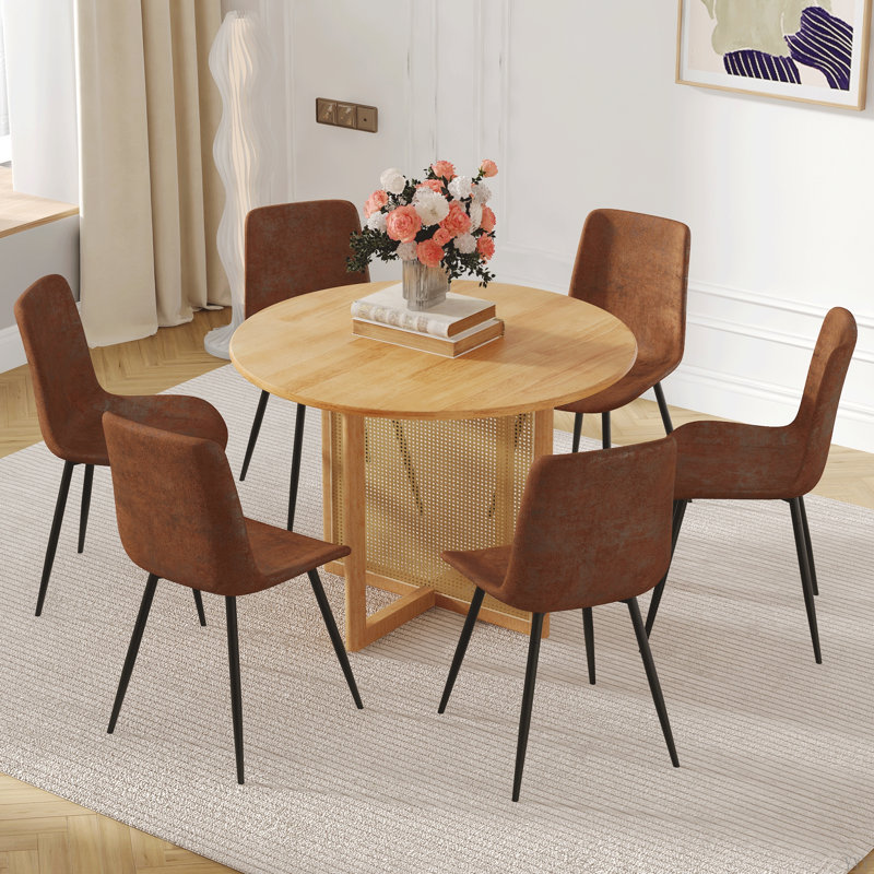 Ensemble de table et de chaises.Une table de salle à manger ronde en bois d'hévéa de 42 pouces de diamètre.Chaises confortables en tissu avec conception à coussins arrondis.