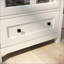 Buffet | Style rétro avec porte vitrée simple Poignée cloche | Panneau de fibres à densité moyenne E1 | Finition UV