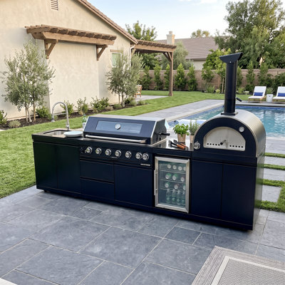 Îlot de cuisine extérieure modulaire de 122 pouces avec barbecue à gaz 7 brûleurs de 85 000 BTU, four à pizza de 35 000 BTU, comptoir en granit noir, évier, réfrigérateur extérieur et ensemble de rôtisserie.
