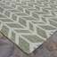Tapis intérieur / extérieur à motif de chevrons et de couleur vert champagne Matthes-2003294057