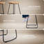 Tabouret de comptoir Mason beige clair avec siège courbé en bois massif et pieds en métal noir