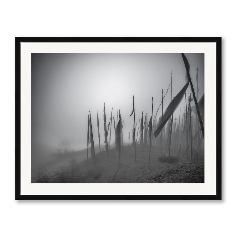 «Blowing Prayer Flags» par Mark Paulda - Peinture, Papier avec cadre noir, H 24 po x l 32 po