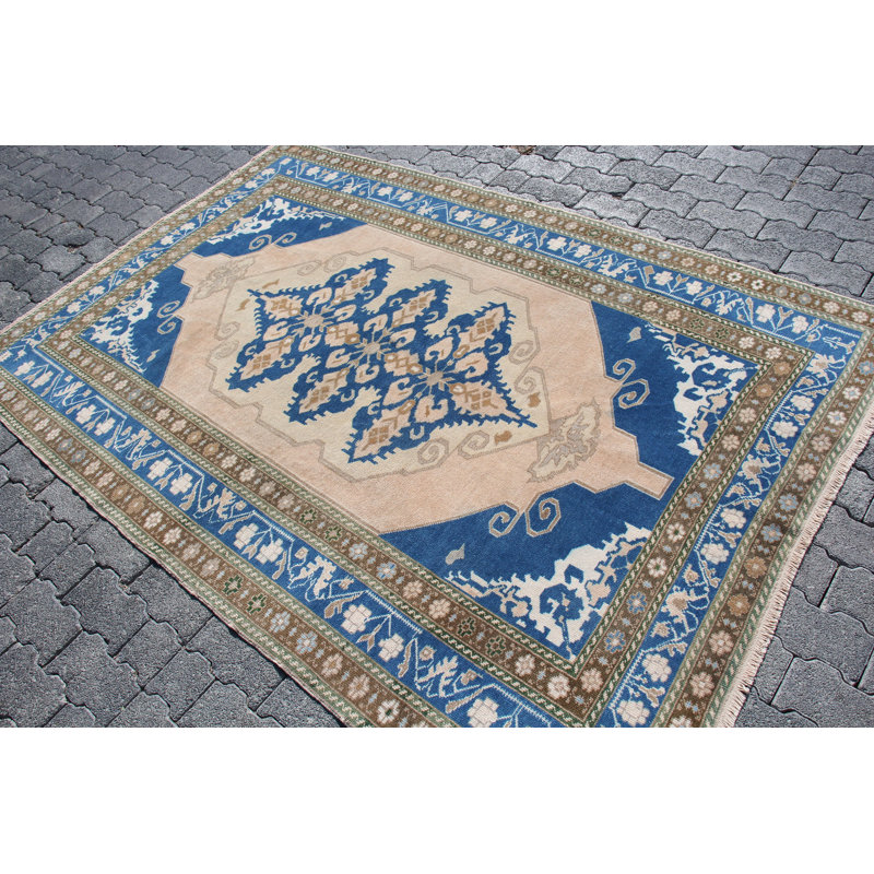 Tapis turc fait à la main avec un design traditionnel - parfait pour la décoration de salon