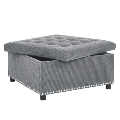 Repose-pieds avec rangement, repose-pieds capitonné, repose-pieds à garniture cloutée, repose-pieds carré avec rangement, table basse rembourrée, rangement pour chambre à coucher, décoration de salon, repose-pieds gris clair, petit mobilier, décoration intérieure.