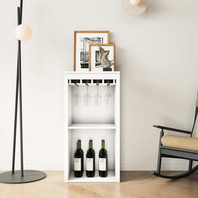 Armoire de rangement blanche pour présenter le vin et l'artisanat dans le couloir de la chambre à coucher