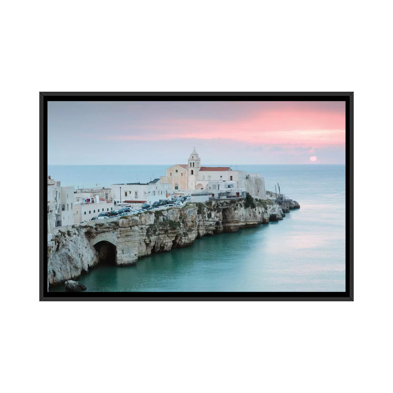 « soleil over vieste old town, apulia, italie » par matteo colombo, reproduction d’impression sur toile tendue, Pas de tapis