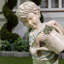 Statue garçon avec pot d'arrosage