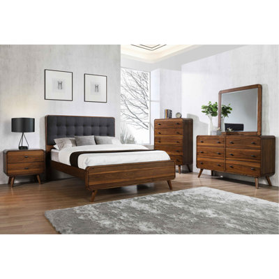 Très grand lit avec placage de noyer foncé, revêtement et conception moderne épurée pour un confort élégant, une forme polyvalente et une ambiance aérée.