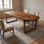 Une table de salle à manger rectangulaire en bois massif à 4 places-820096795