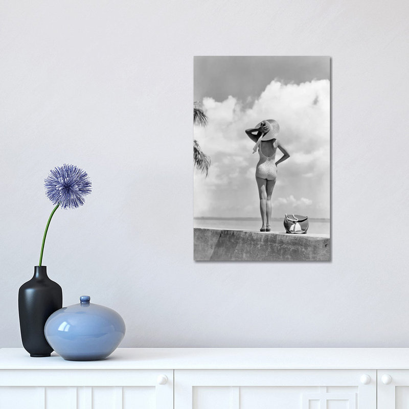 1930S 1940S Anonyme, femme sur une plage tropicale - photographie sur toile tendue, H 18 po x l 12 po x 1,5 po