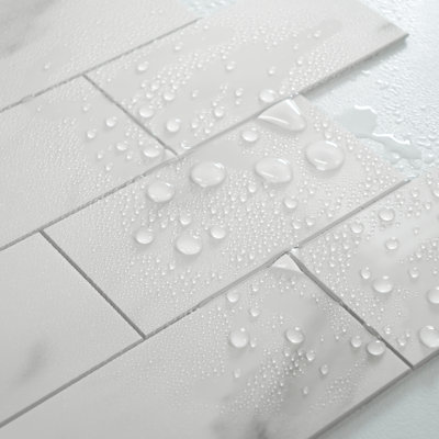 Carreau de métro auto-adhésif en PVC 12 po x 12 po Carrara