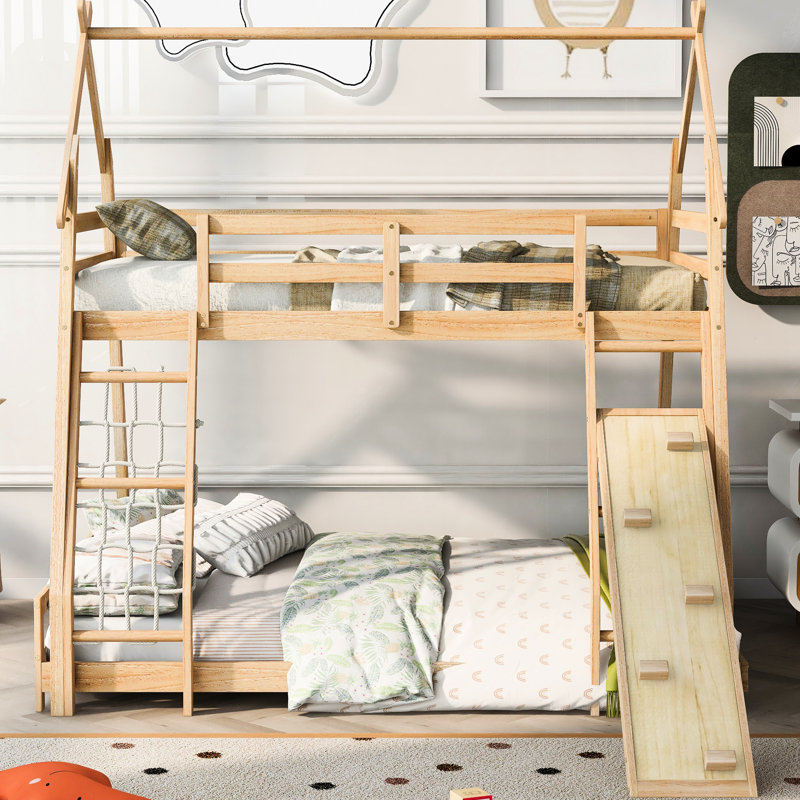 Lit superposé simple au-dessus d'un grand lit avec installation d'escalade - Maximiser les caractéristiques de la chambre à coucher