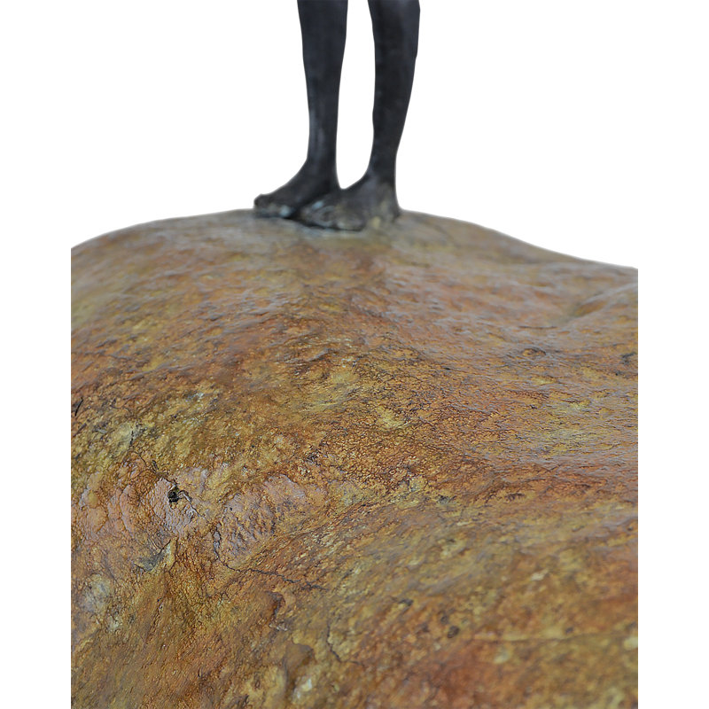Petit homme sur un rocher bronze