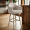 Tabouret de bar pivotant rembourré en bois massif avec siège en tissu Wasserman