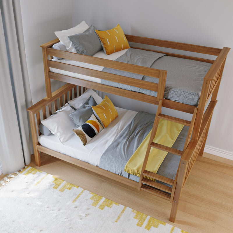 Lit superposé simple au dessus d'un lit double en bois massif