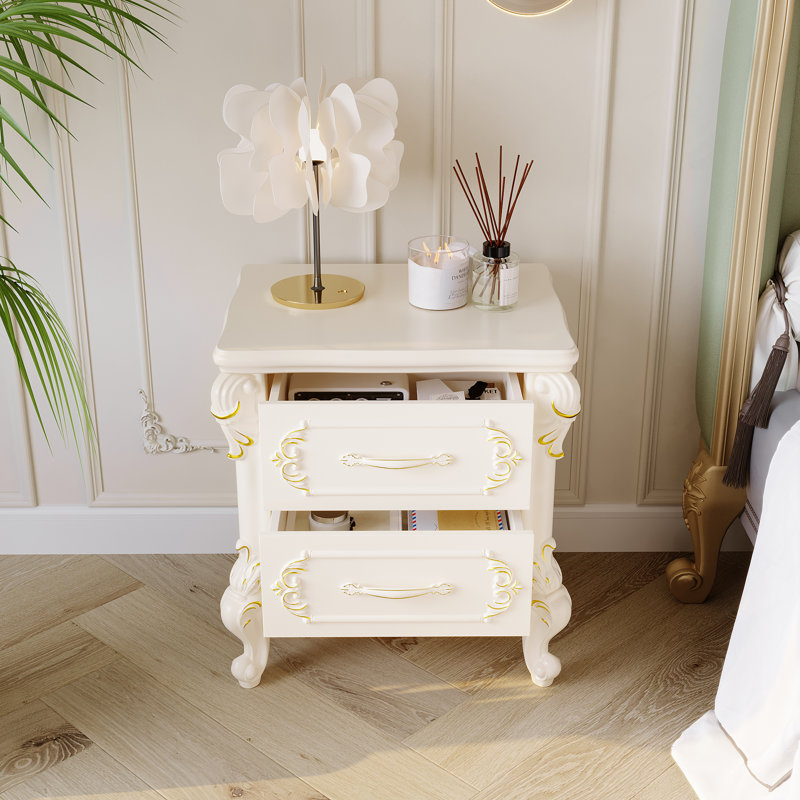 Élégante table de chevet blanche avec deux tiroirs et des accents dorés