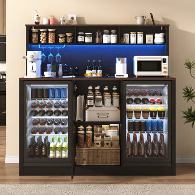 Armoire-bar de style campagnard de 63 po avec réfrigérateur, armoire à vin avec prise de courant et lumière DEL, buffet avec tablette réglable et rangement ouvert pour la salle à manger de cuisine