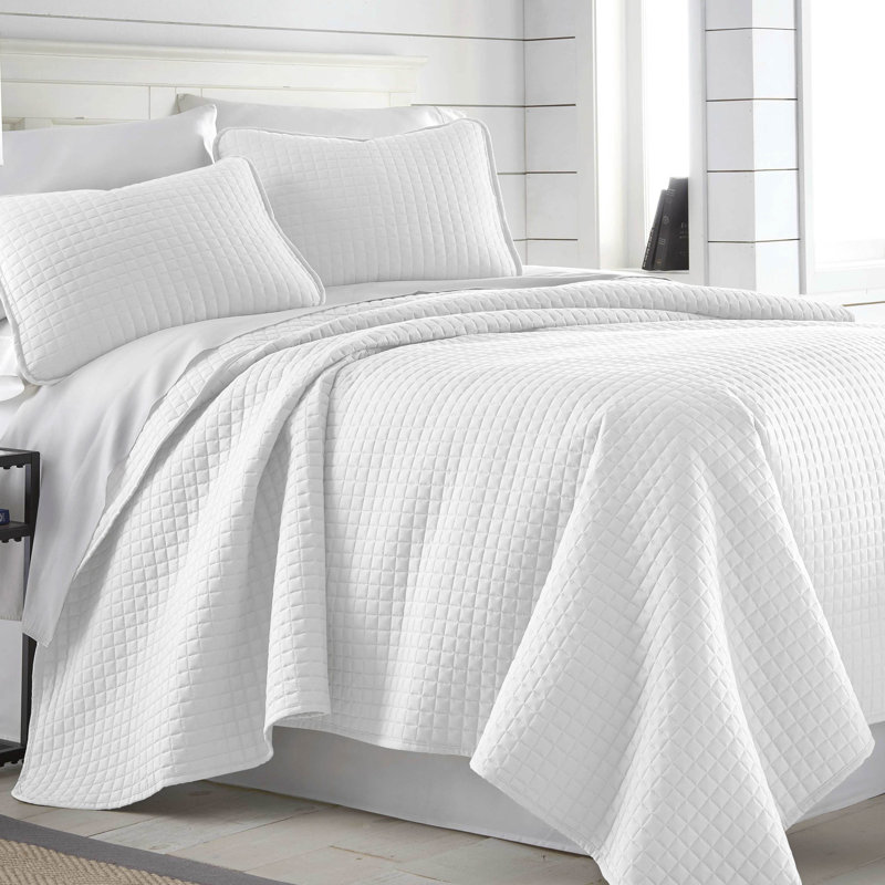 Vilano Springs ® Oversized, Light-Weight Hotel Quality Quilt Set with Matching Shams, Bright White