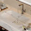 Meuble-lavabo mural flottant de 39,4 po avec lavabo en céramique, 2 tablettes ouvertes, pierre frittée blanche, conception moderne pour une utilisation de l'espace