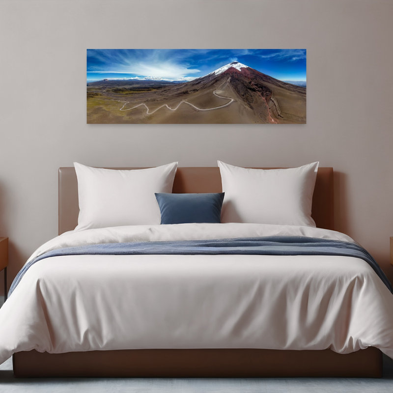 «Snowy Volcano Winding Road», art dramatique abstrait contemporain, paysage de montagne, H 16 po x l 48 po
