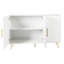Grande armoire à 3 portes en blanc. Poignées dorées, portes cannelées. Pour la maison, la salle à manger et le salon. Poignées et portes