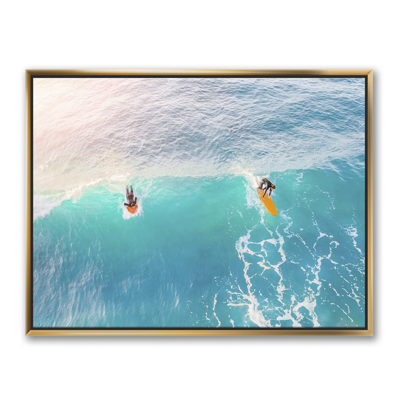 Surfers on a Bright Sunny Ocean Wave - reproduction de photo sur toile, H 36 po x l 46 po x P 1,5 po, Toile avec cadre doré
