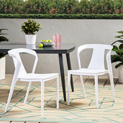 Chaise d'extérieur en polypropylène blanc, résistante aux intempéries, profondeur 48,2 cm, largeur 54,4 cm, hauteur 77 cm, poids 4,55 kg, confort équilibré, lignes épurées