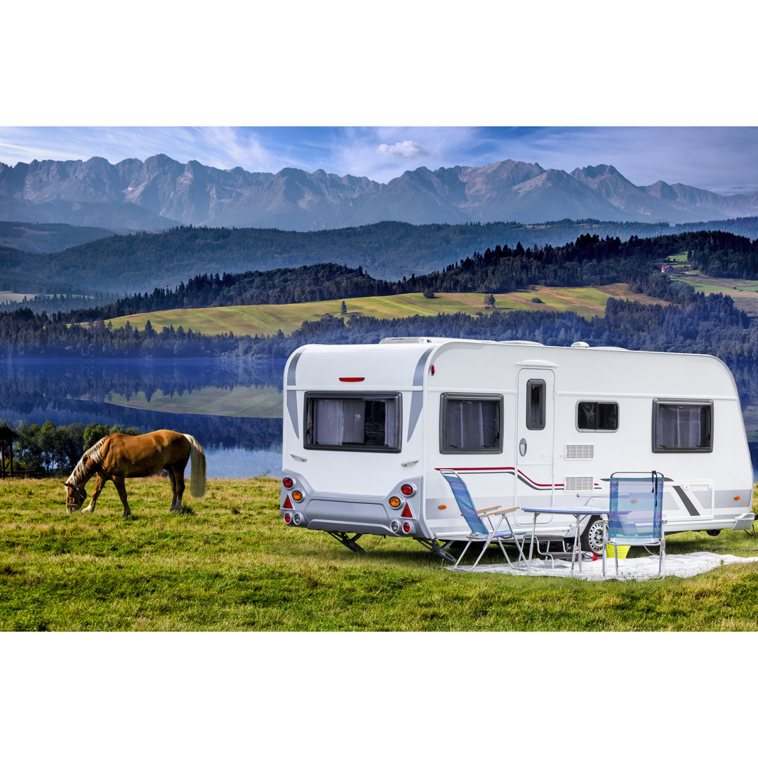 Wohnmobil Wohnwagen am Czorsztyn See und Tatra Gebirge von Ewg3D - Ohne Rahmen auf Leinwand drucken