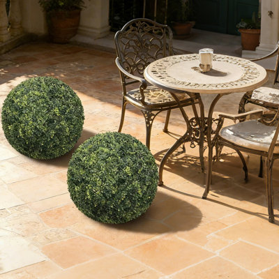 Boules de topiaire artificielles foncées de 22,4 po de diamètre, sphères vertes décoratives en faux buis pour la décoration de jardinière de patio de porche, 2 pièces / ensemble, assemblage facile