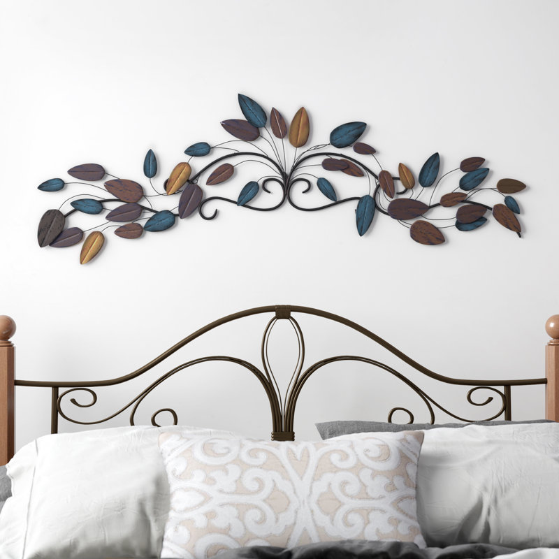 Décoration murale à volutes bleues en métal patiné, 43 po x 2 po x 10 po