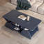 Table basse moderne bleue avec tablettes géométriques, rangement ouvert pour le salon, coins arrondis