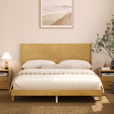Lit plateforme en bois de style moderne du milieu du siècle, format Queen, tête de lit imposante, pieds fuselés inclinés, sans sommier, couleur naturelle