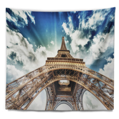 Photographie paris tour eiffel avec tapisserie de nuages en mouvement rapide