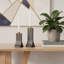 Ensemble de deux porte-bougies de table en métal martelé noir et doré
