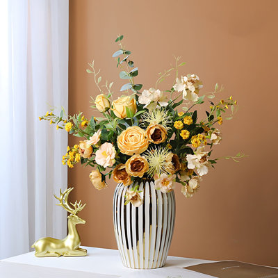 Arrangement floral artificiel dans un vase