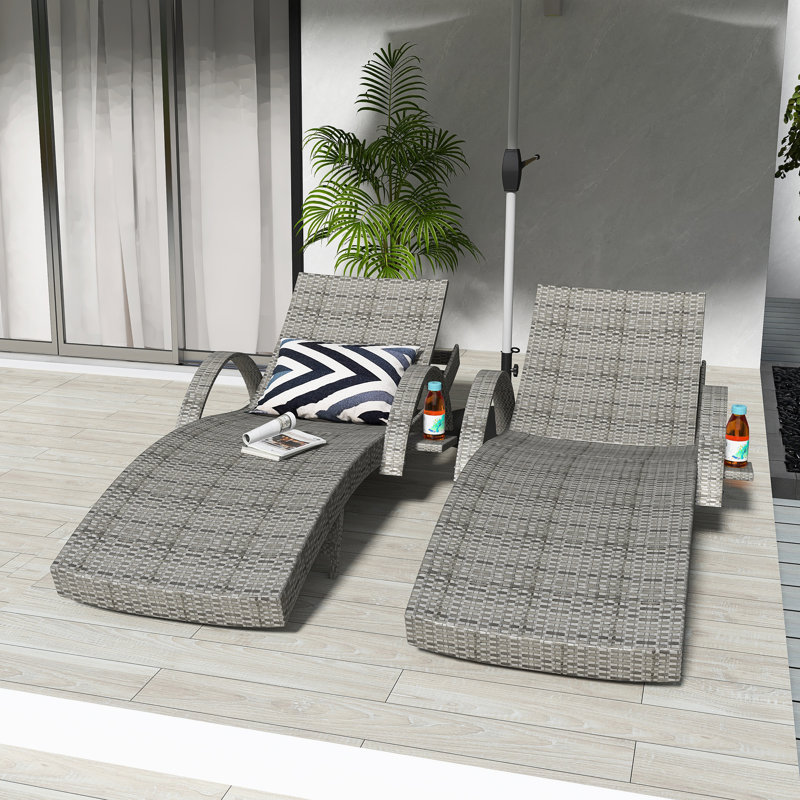 Ensemble de chaises longues grises en osier de 80 pouces avec dossier réglable à 5 niveaux et table d'appoint escamotable en rotin