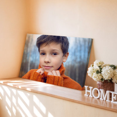 Gros plan, joli garçon portant un chandail orange, décoration d'automne sur toile pour le salon, la chambre à coucher, le bureau, le couloir, le vestibule, le mur de la galerie et la décoration moderne