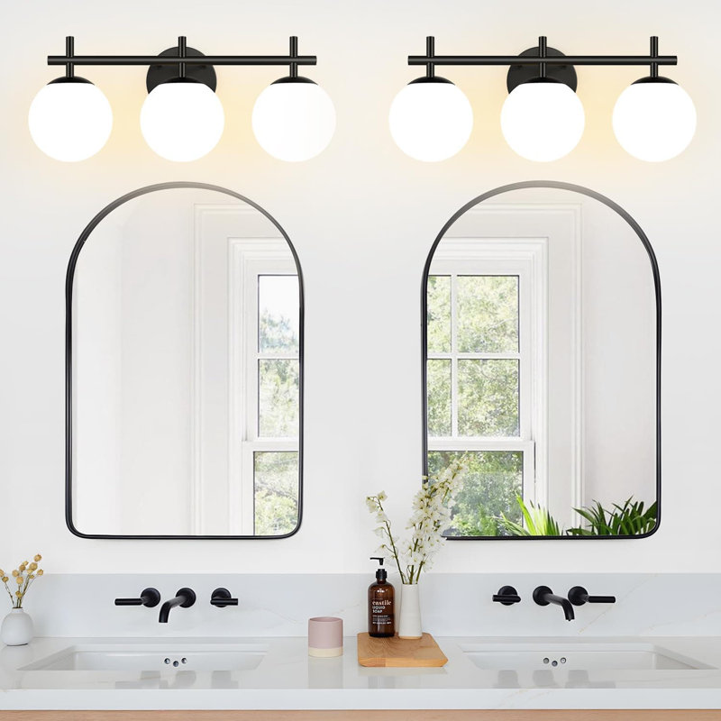 Luminaire de meuble-lavabo 3 lumières avec abat-jour sphérique en verre blanc laiteux, éclairage de salle de bain noir mat moderne pour applique murale en miroir, applique de chambre à coucher, installation facile (ampoules G9 non incluses)