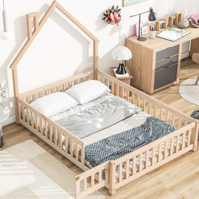 Lit de chambre à coucher avec tête de lit et clôture en bois naturel pour une atmosphère paisible