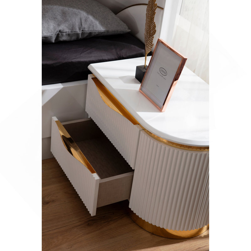 Table de chevet dorée à 2 tiroirs à droite en bois blanc